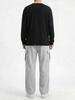 Pantalon japonais homme Hikari gris porté en studio, vue de dos avec poches cargo