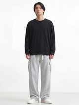 Pantalon japonais homme Hikari gris porté en studio, coupe ample avec poches cargo