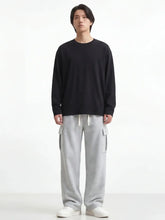 Pantalon japonais homme Hikari gris porté en studio, coupe ample avec poches cargo