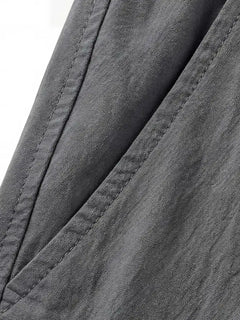 Détail du tissu du pantalon japonais homme Kaizen gris, texture naturelle en coton et lin, finition soignée