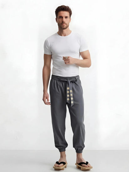 Pantalon japonais homme Kaizen gris, coupe ample inspirée du vêtement traditionnel japonais, porté avec t-shirt blanc et geta