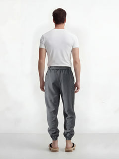 Vue dos du pantalon japonais homme Kaizen gris, coupe ample inspirée du vêtement traditionnel japonais