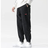 Pantalon japonais homme Kenji noir en velours côtelé, coupe ample et moderne, style casual chic inspiré du Japon.