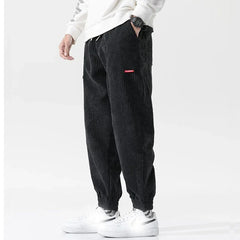 Pantalon japonais homme Kenji noir en velours côtelé, coupe ample et moderne, style casual chic inspiré du Japon.