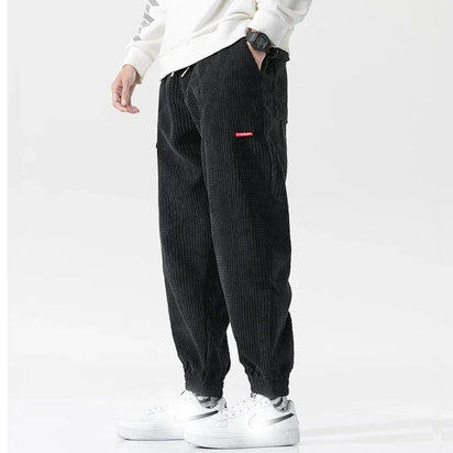 Pantalon japonais homme Kenji noir en velours côtelé, coupe ample et moderne, style casual chic inspiré du Japon.