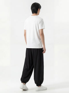 Pantalon japonais homme Kurozen noir vu de dos, coupe ample style hakama moderne, porté avec t-shirt blanc et sneakers sur fond blanc