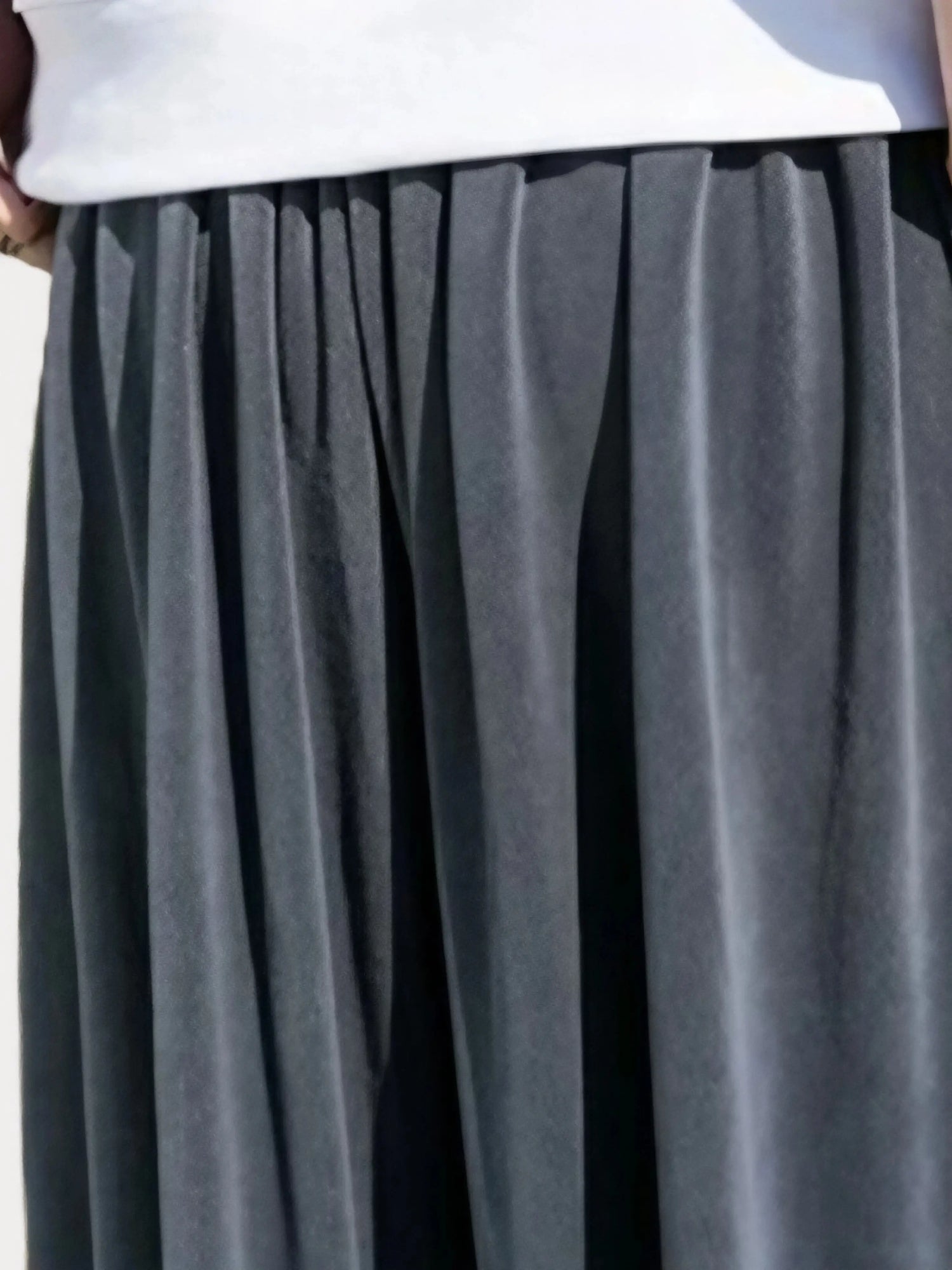 détail du tissu du pantalon japonais homme Kurozen gris fluide et plissé