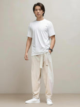 Pantalon japonais homme Zenkai beige à coupe large, , style minimaliste inspiré du Japon, porté avec t-shirt blanc et sneakers