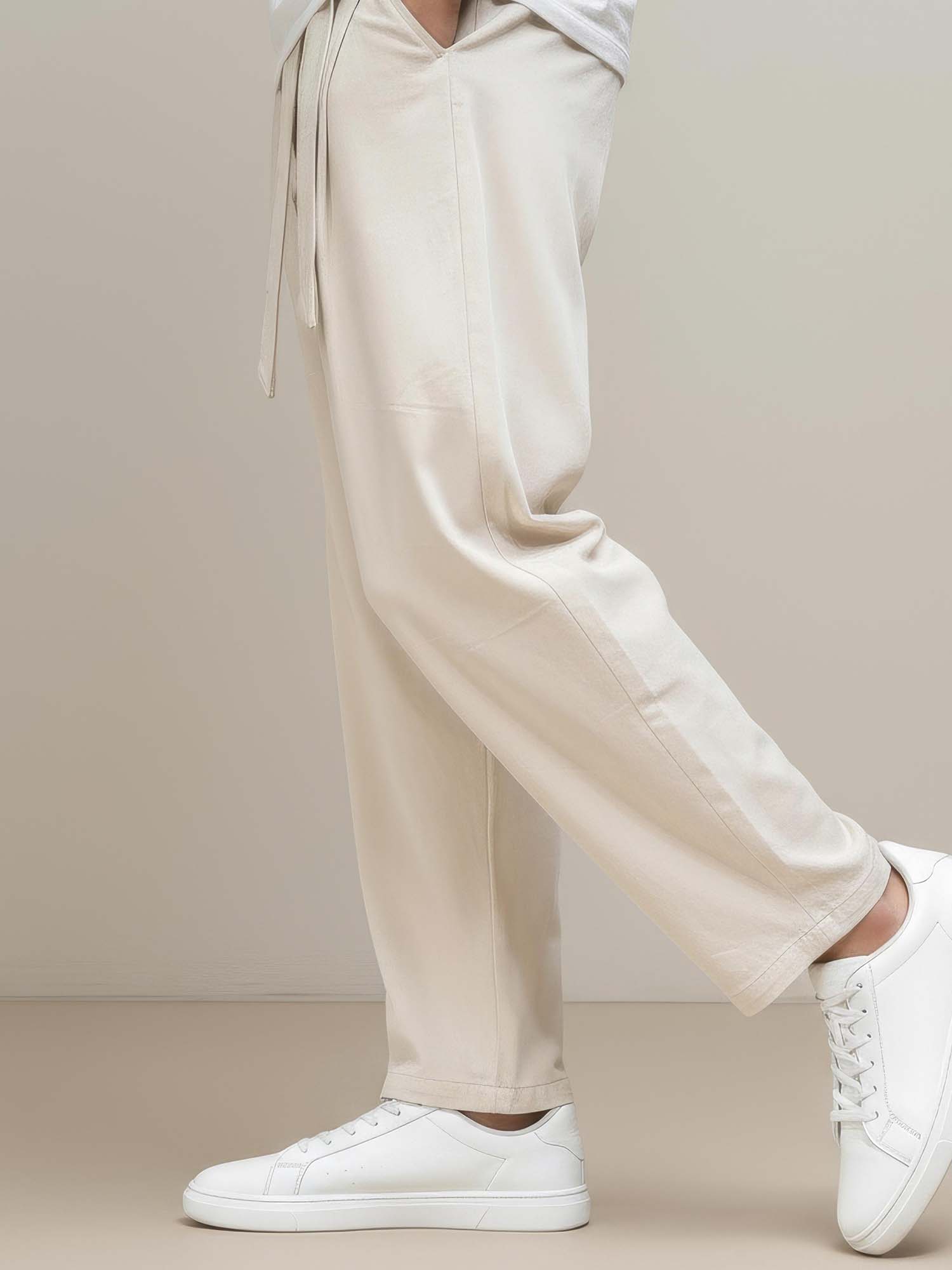 Détail du pantalon japonais homme Zenkai beige, tissu fluide à coupe large, finition soignée au bas de jambe