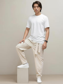 Pantalon japonais homme Zenkai beige, coupe large fluide, lien décoratif à la taille, inspiration japonaise minimaliste, porté en studio
