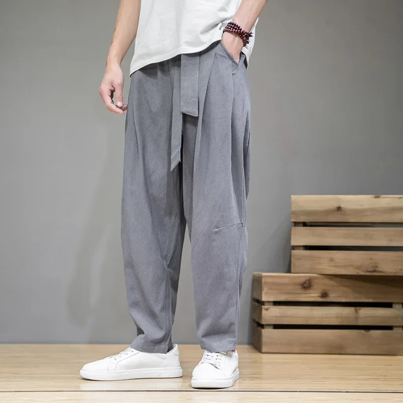 Pantalon japonais homme Zenkai gris à coupe large, taille ajustable avec lien, style minimaliste inspiré du Japon, porté en studio