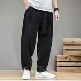 Pantalon japonais homme Zenkai noir à coupe large, taille ajustable avec lien, style minimaliste inspiré du Japon, porté en studio