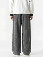 Vue de dos du pantalon japonais en velours côtelé gris Akeno, coupe large confortable