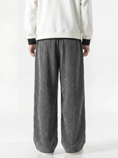 Vue de dos du pantalon japonais en velours côtelé gris Akeno, coupe large confortable