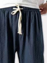 Détail de la taille élastique avec cordon sur pantalon style japonais homme bleu