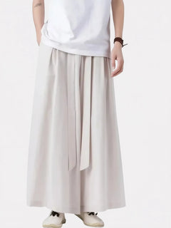 Pantalon japonais beige pour homme, coupe ample et fluide avec ceinture à nouer, style japonais moderne et raffiné.