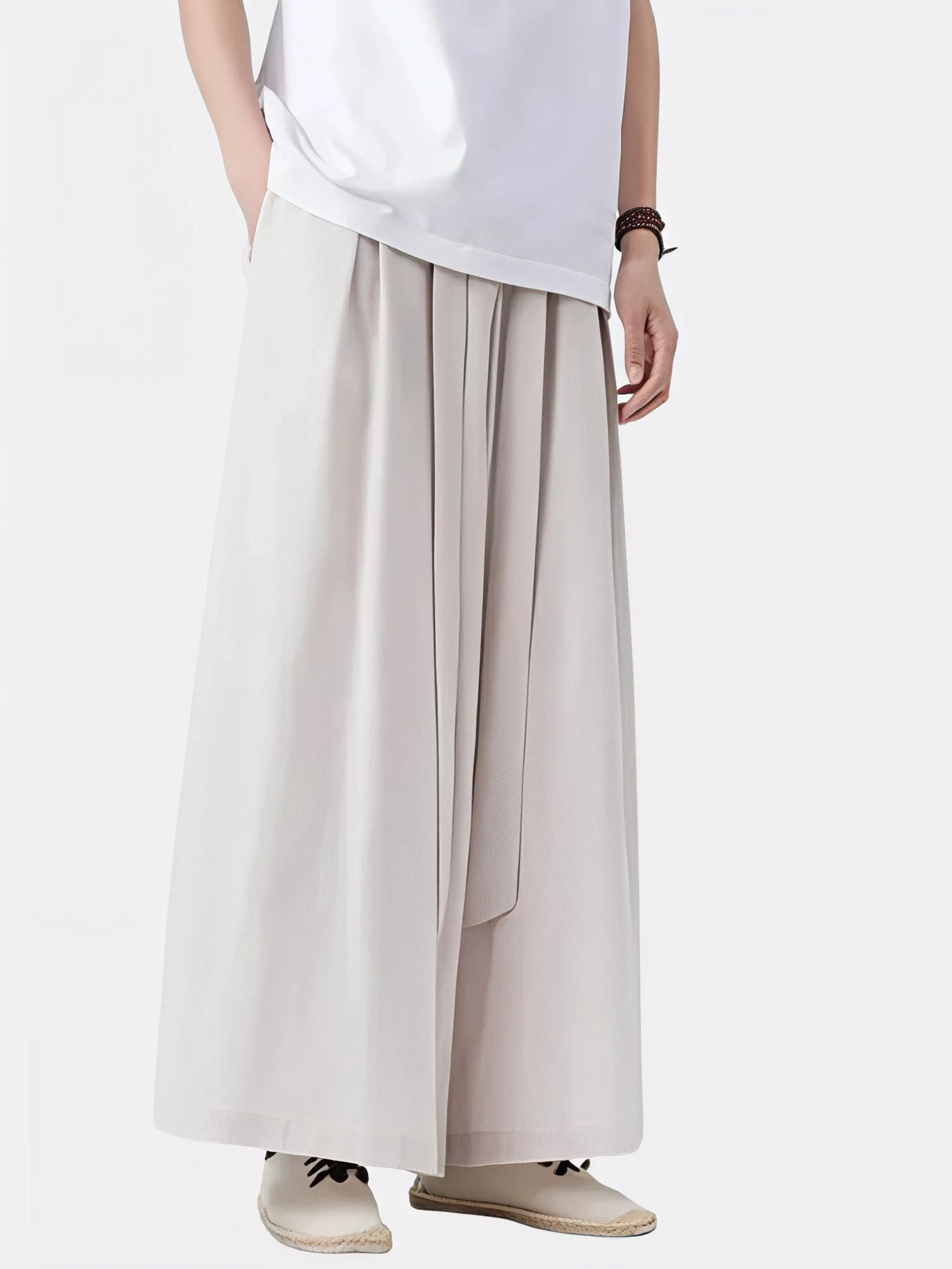 Vue latérale du pantalon japonais beige homme, matière légère et tombé fluide pour un look zen et décontracté.