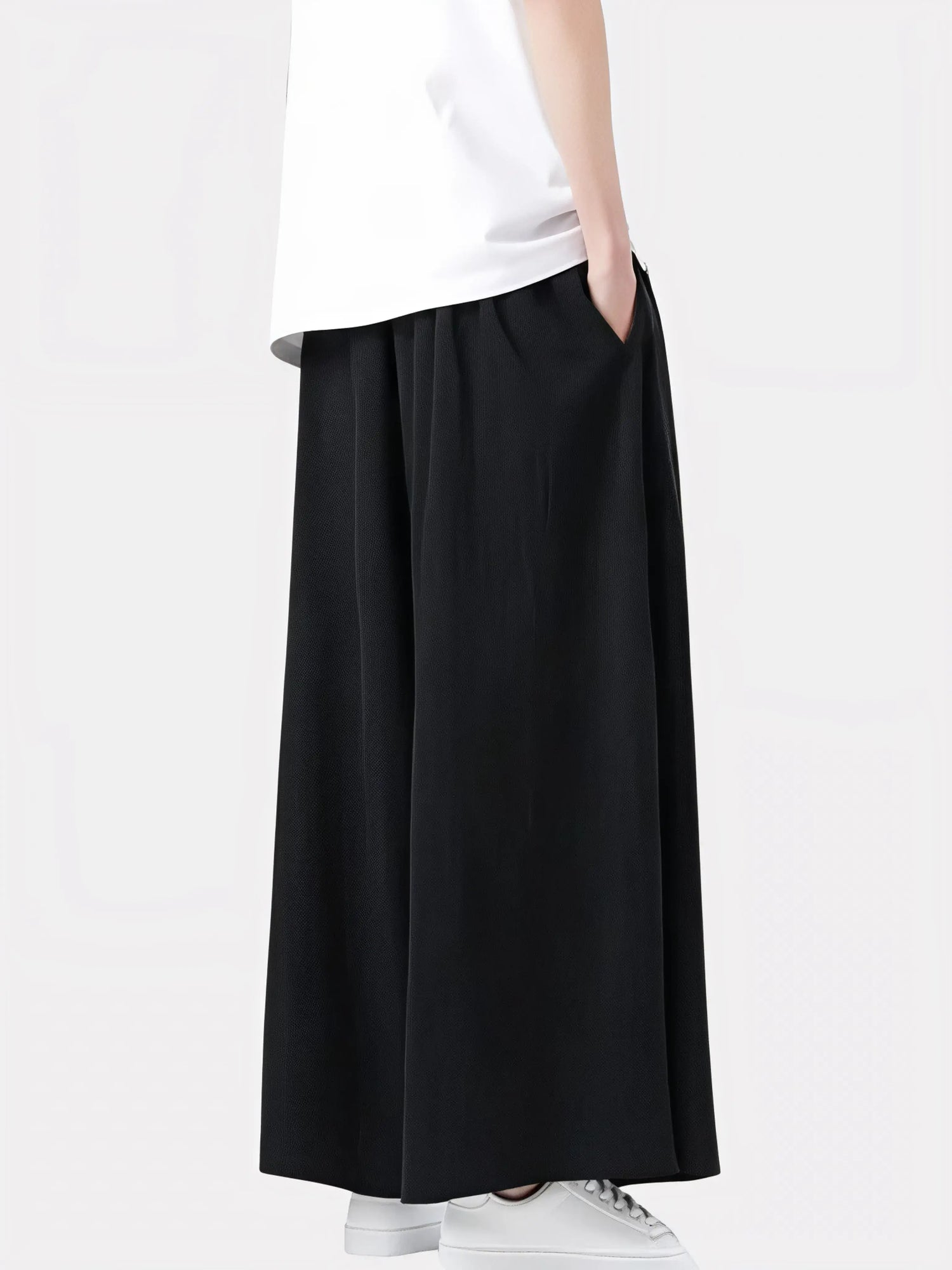 Vue arrière du pantalon japonais noir pour homme, tombé ample et lignes épurées inspirées du style kimono traditionnel.