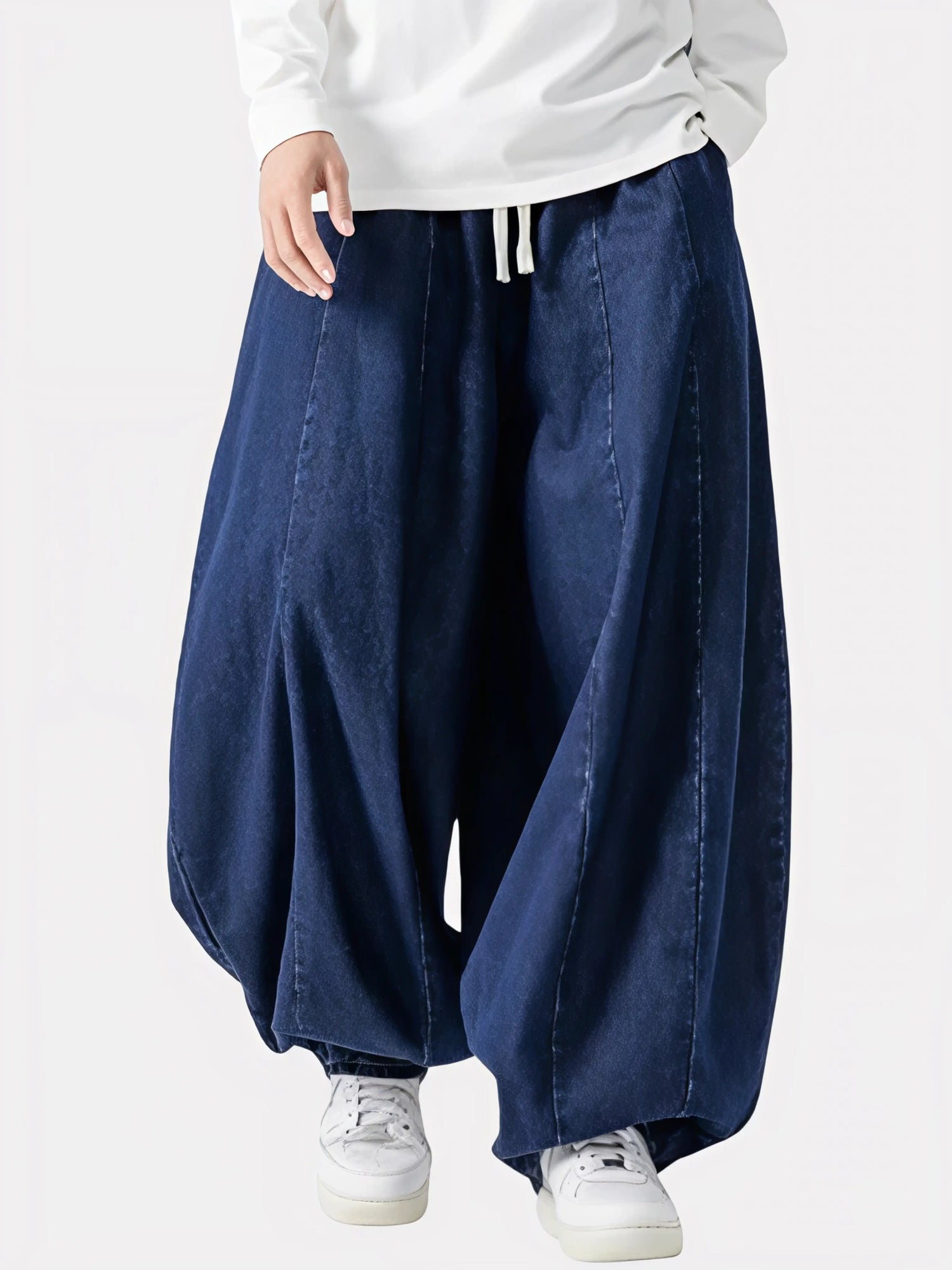 Pantalon kimono japonais bleu foncé, coupe ample et élégante, mis en valeur par un tombé fluide et des plis verticaux harmonieux.