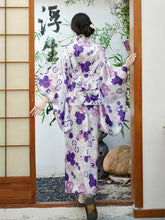 kimono japonais traditionnel avec motifs floraux