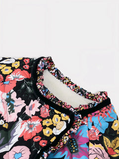Détail du col intérieur et du bouton de la veste kimono fleurie vintage Garden Eclipse sur fond blanc