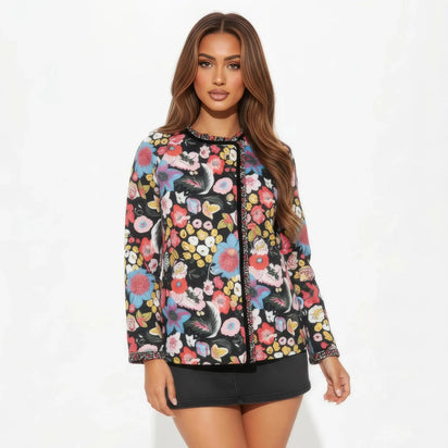 Veste kimono fleurie vintage Garden Eclipse portée par un mannequin, motifs floraux colorés sur fond noir
