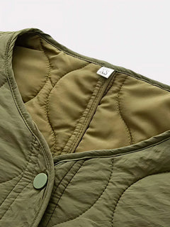 Détail du col et du bouton de la veste kimono hivernale beige Sand Eclipse avec matelassage ondulé