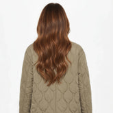 Veste kimono hivernale beige Sand Eclipse vue de dos, finition matelassée élégante