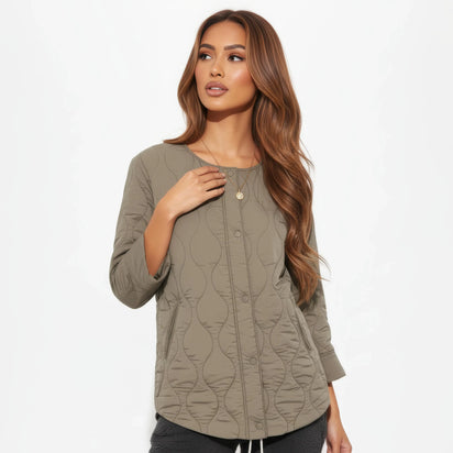 Veste kimono hivernale beige Sand Eclipse portée par un mannequin, style élégant et matelassé