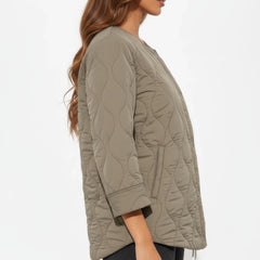 Veste kimono hivernale beige Sand Eclipse vue de profil avec matelassage ondulé et coupe élégante