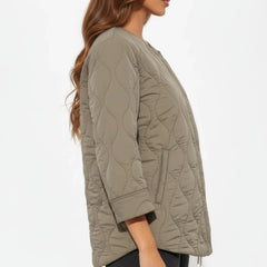 Veste kimono hivernale beige Sand Eclipse vue de profil avec matelassage ondulé et coupe élégante