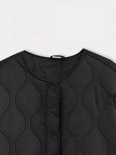 Détail du col rond et des boutons de la veste kimono hivernale noire Winter Eclipse.