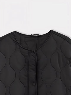 Détail du col rond et des boutons de la veste kimono hivernale noire Winter Eclipse.