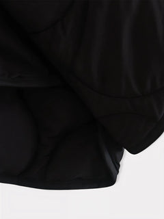 Détail du tissu matelassé noir de la veste kimono hivernale Winter Eclipse.