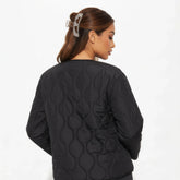 Veste kimono hivernale noire Winter Eclipse vue de dos, montrant le motif matelassé.