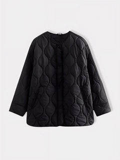 Veste kimono hivernale noire Winter Eclipse vue de face, coupe oversize matelassée.