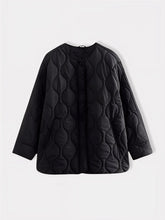 Veste kimono hivernale noire Winter Eclipse vue de face, coupe oversize matelassée.