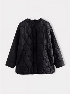 Veste kimono hivernale noire Winter Eclipse vue de face, coupe oversize matelassée.
