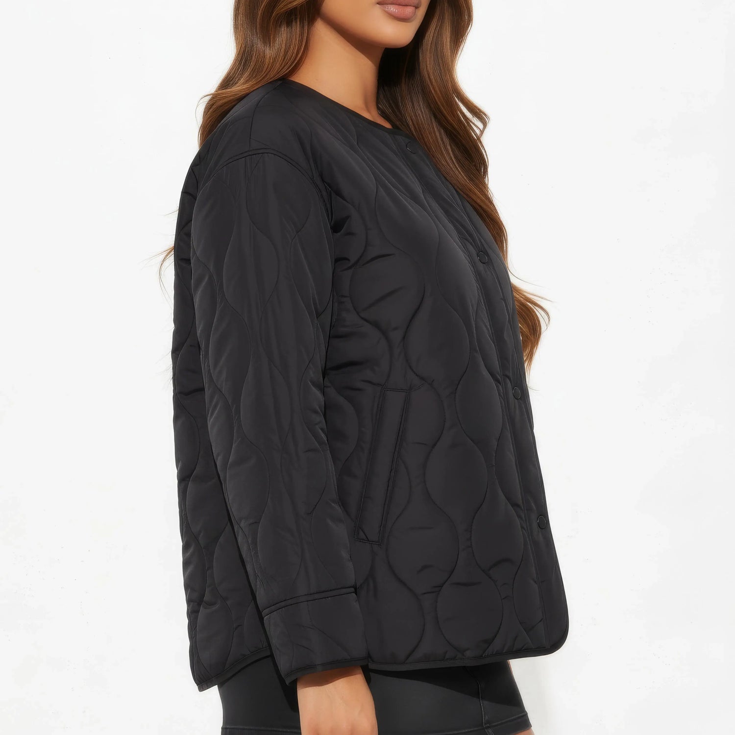 Veste kimono hivernale noire Winter Eclipse vue de profil, montrant la coupe et les détails du tissu.