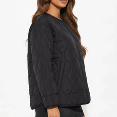 Veste kimono hivernale noire Winter Eclipse vue de profil, montrant la coupe et les détails du tissu.