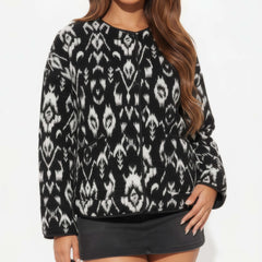 Veste kimono ikat noir et blanc vue de face, motif géométrique japonais Edo Pattern.