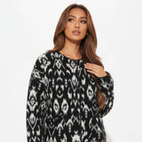 Femme portant une veste kimono matelassée ikat noir et blanc, motif géométrique japonais Edo Pattern, style oversize