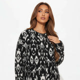 Femme portant une veste kimono matelassée ikat noir et blanc, motif géométrique japonais Edo Pattern, style oversize