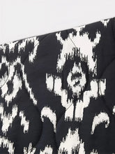 Zoom sur le motif ikat noir et blanc de la veste kimono matelassée Edo Pattern.