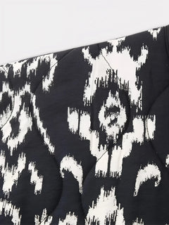 Zoom sur le motif ikat noir et blanc de la veste kimono matelassée Edo Pattern.