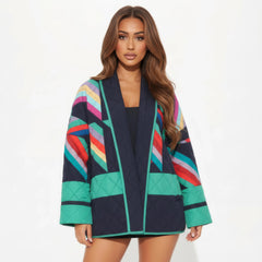 Veste kimono matelassée vintage Neon Sakura à motifs géométriques colorés portée par un mannequin