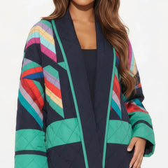 Gros plan de la veste kimono vintage Neon Sakura avec motifs géométriques colorés et finition matelassée