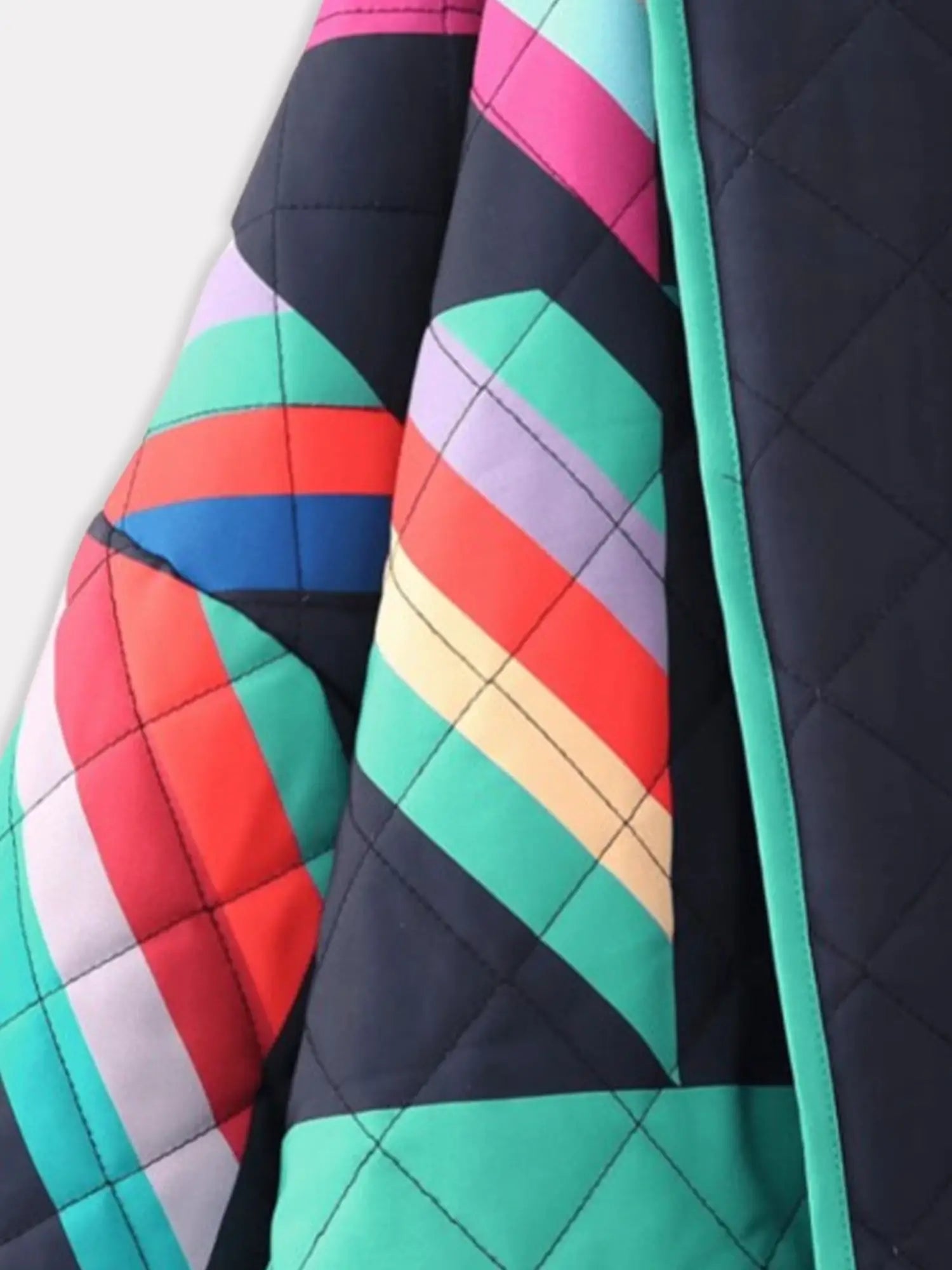 Détail des motifs géométriques colorés sur la manche de la veste kimono vintage Neon Sakura