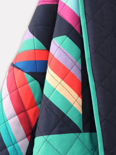 Détail des motifs géométriques colorés sur la manche de la veste kimono vintage Neon Sakura