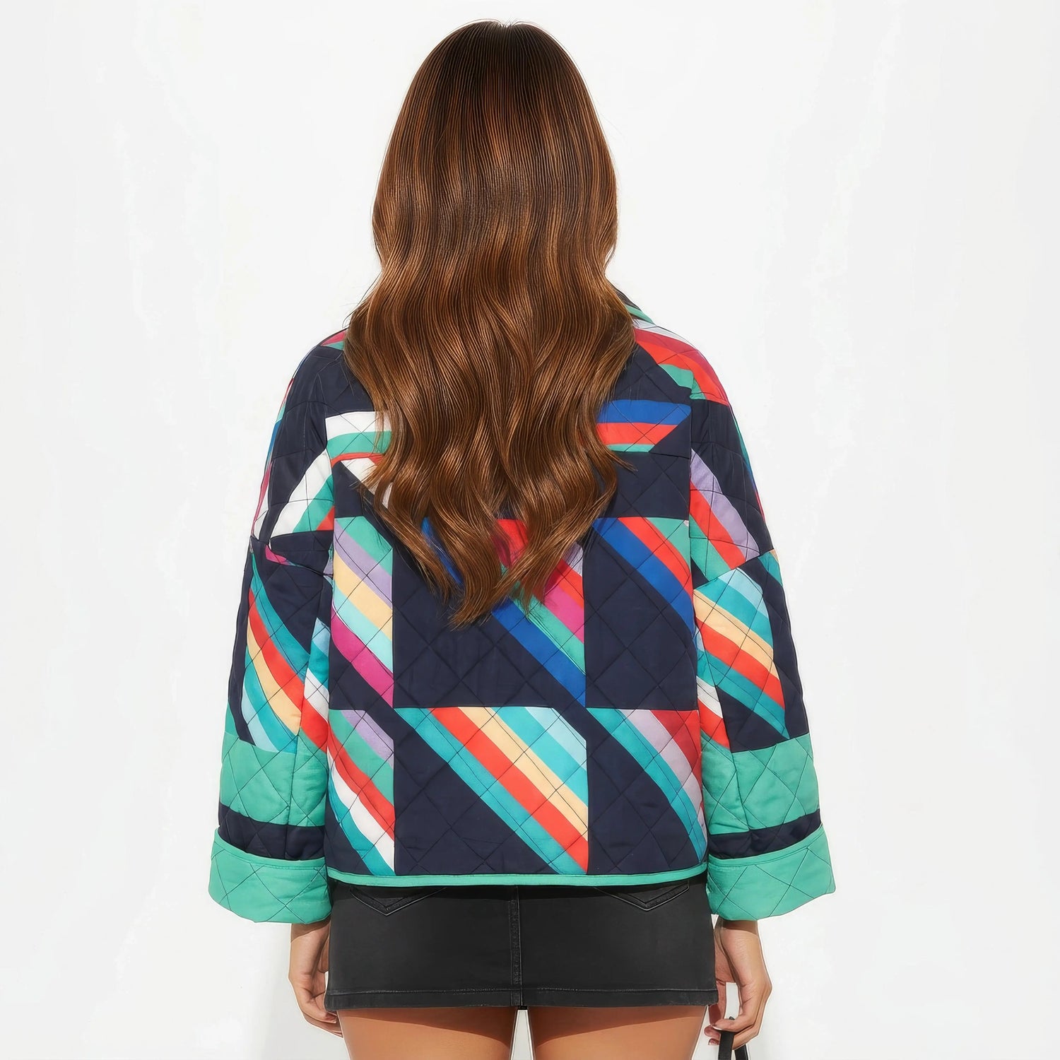 Veste kimono matelassée vintage Neon Sakura à motifs géométriques colorés portée par un mannequin